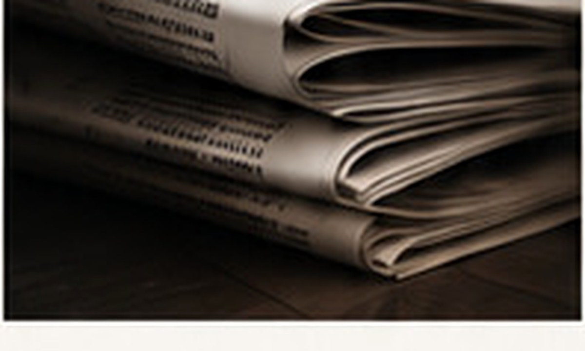 Periódicos impresos apilados, representación de medios y noticias